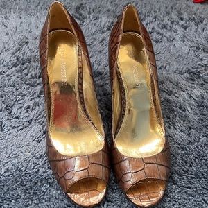 Enzo Angiolini animal print shoes with peek-a boo toe